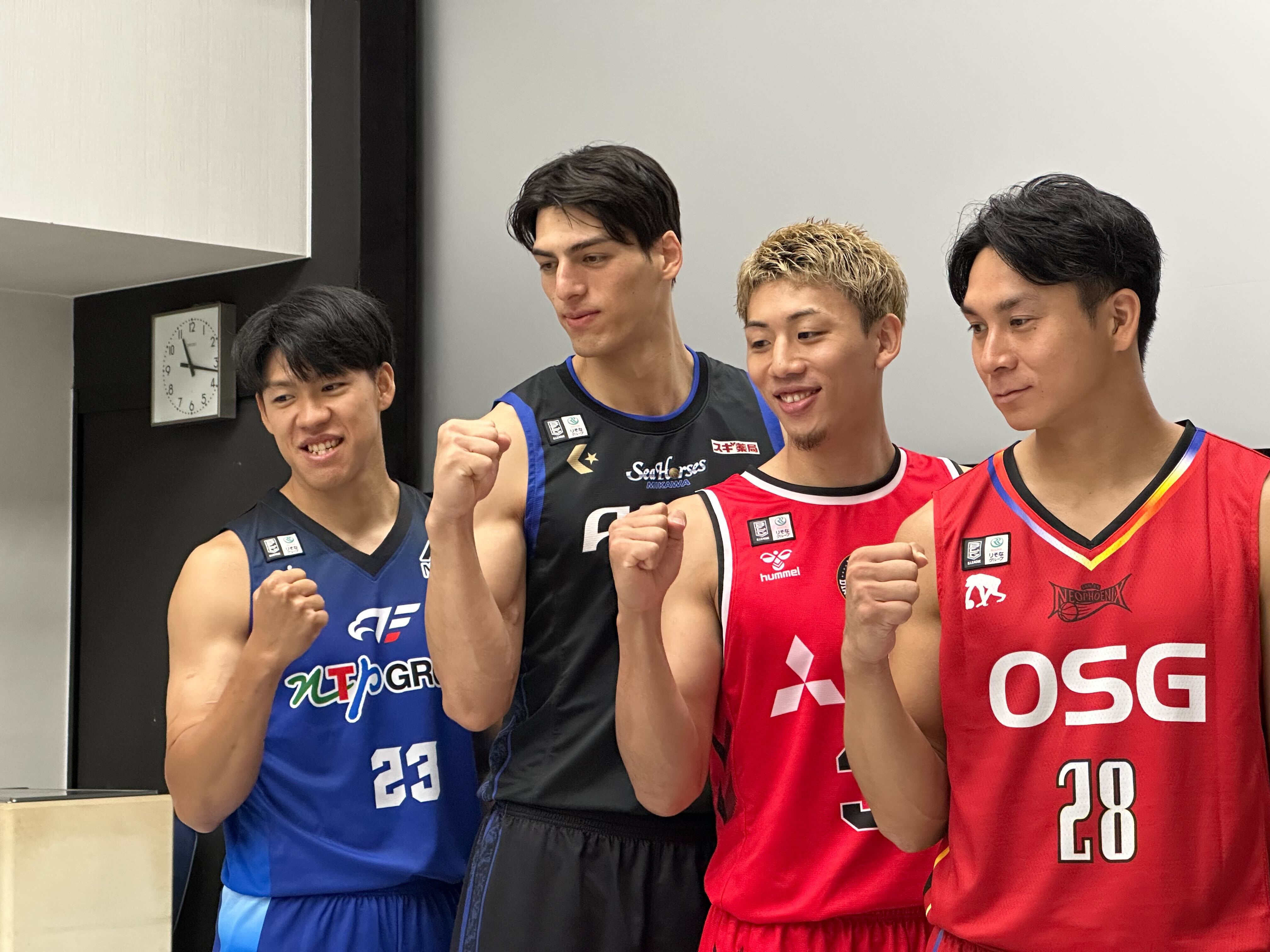 中日新聞訪問にて撮影中の4選手